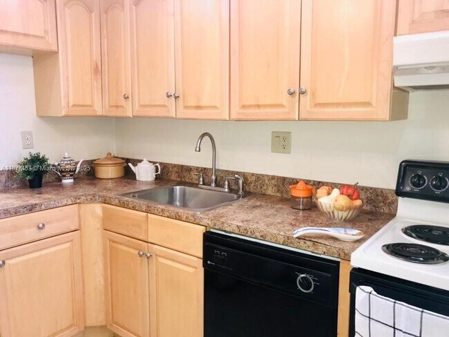 Building Photo - 7960 N Colony Cir