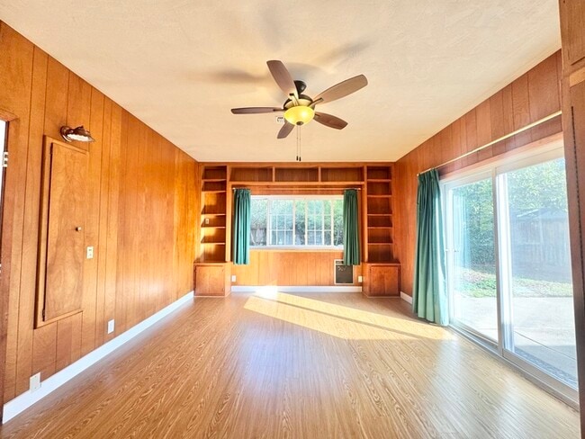 Building Photo - Stunning 3-bedroom, 2-bathroom home with a bonus room/office!