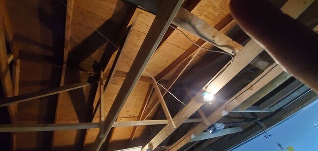 Building Photo - 3 BR 1 1/2 Bath 2 Story Available Now!