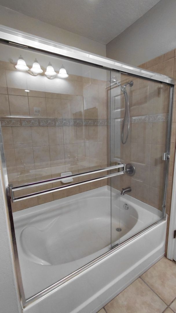 Building Photo - 3 Bedroom, 2 Bath Condo in Lakeside at Lakes of Windermere