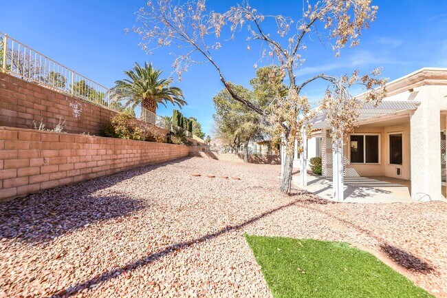 Building Photo - Sun City Summerlin - Golf Course Community...