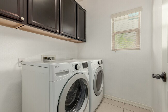 Building Photo - 1562 W Alder Rd