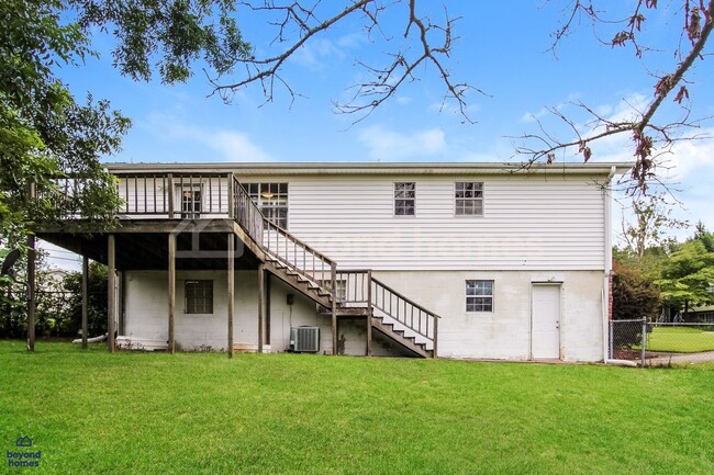 Building Photo - Charming & Move-In Ready Home in Hickory Hills!