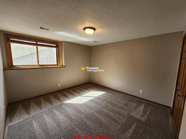 Building Photo - Large Side by Side Townhouse Greenville