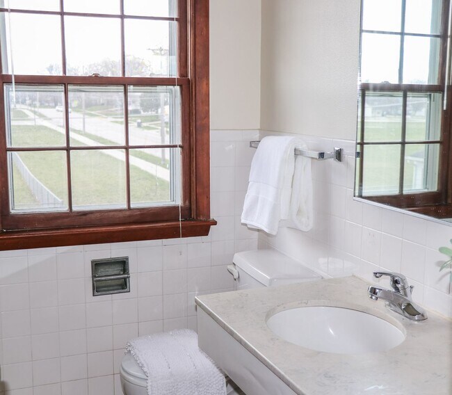 Building Photo - 1913 Douglas Ave