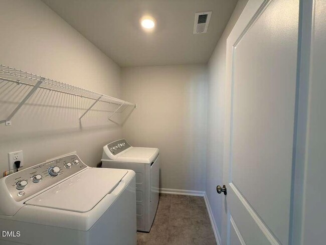 Building Photo - 2007 English Saddle Ln