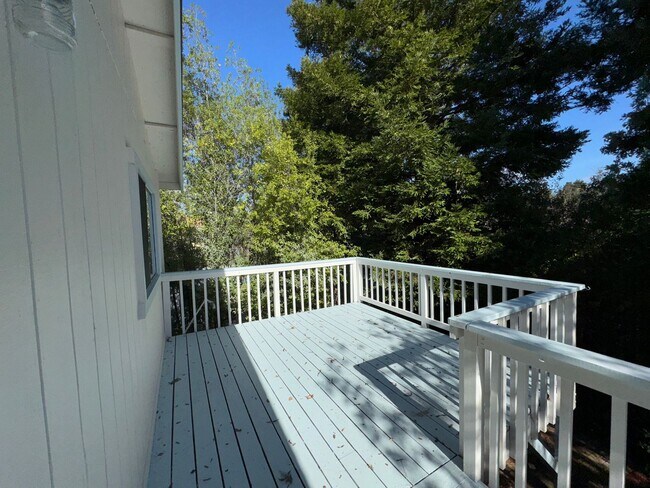 Building Photo - Walking distance to beaches, restaurants, 3 bedroom, 2 bathroom, upstairs level of home