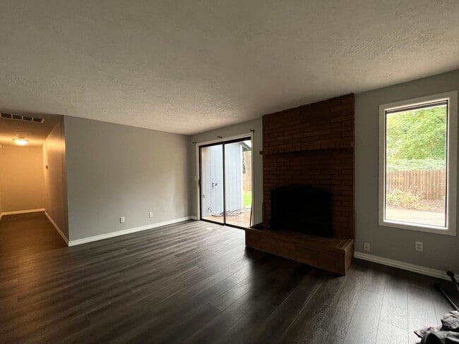 Building Photo - Charming 3-Bed, 2-Bath Retreat!