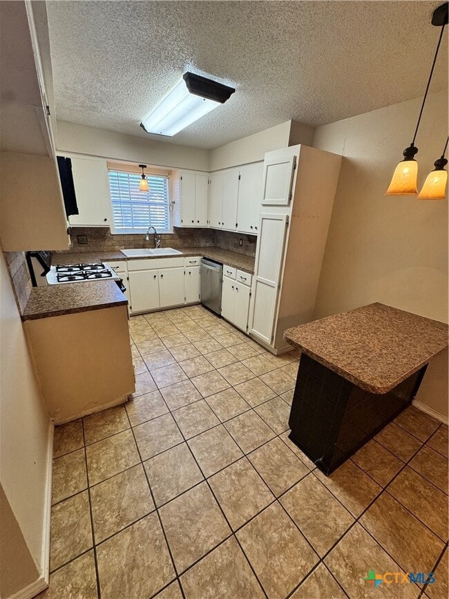 Building Photo - 4602 Dahlia Ln