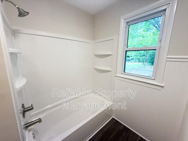 Building Photo - 908 E Horne St