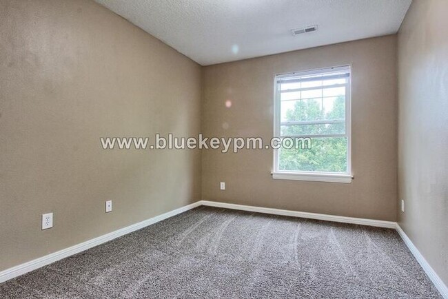 Building Photo - 4 Bed, 2.5 Bath Home in Felida with Pergol...