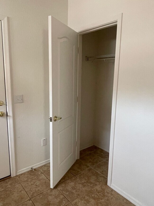Building Photo - Occupied Do not disturb Tenant - 2 Bedroom...