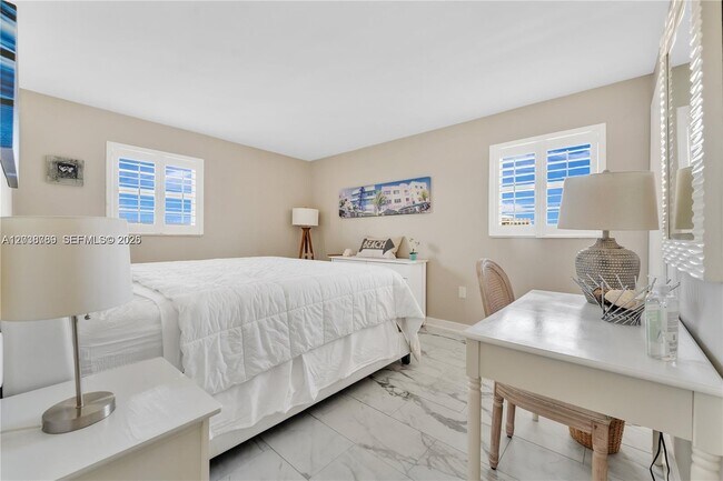 Building Photo - 1418 Collins Ave
