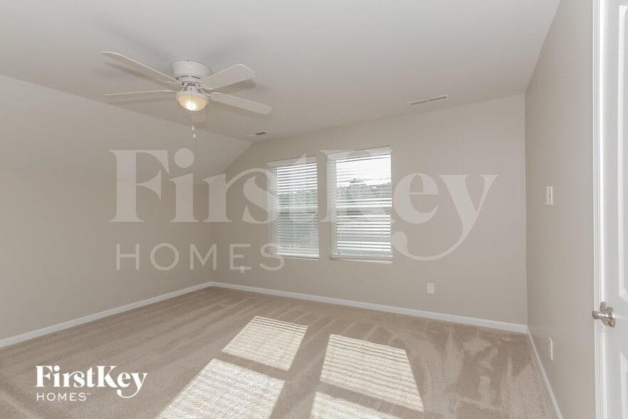 Building Photo - 7798 Creek Park Dr