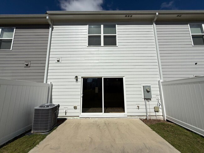 Building Photo - **OFFERING RENT PROMOTION FOR FIRST 6 MONT...