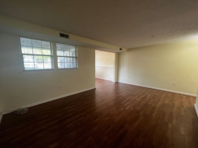 Building Photo - Amazing 2 BR/2 BA Condo in Elkridge!