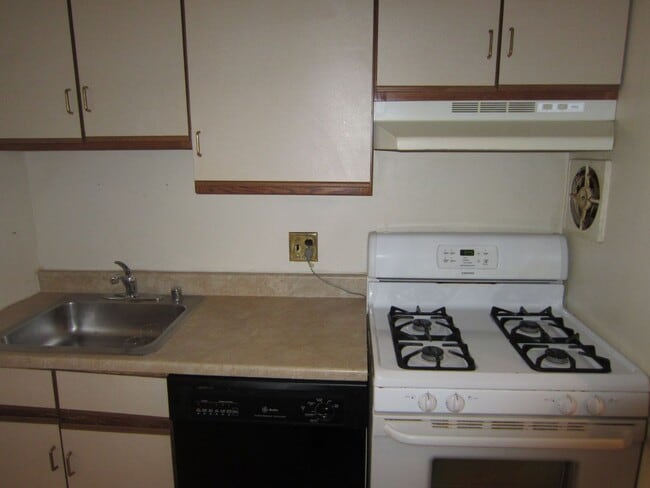 Building Photo - Conveniently located near Tysons, Metrobus, the Toll Road, and West Falls Metro.