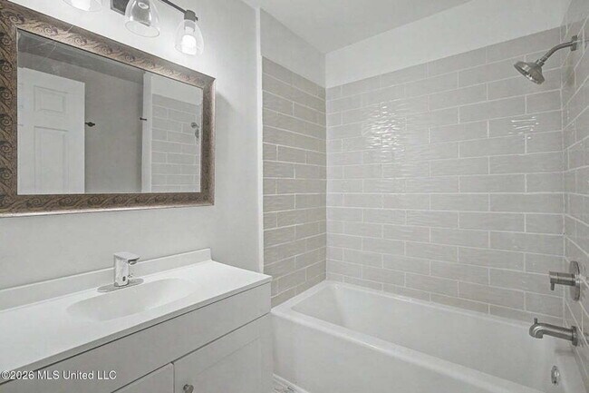 Building Photo - 1 bedroom apartment near D'Iberville
