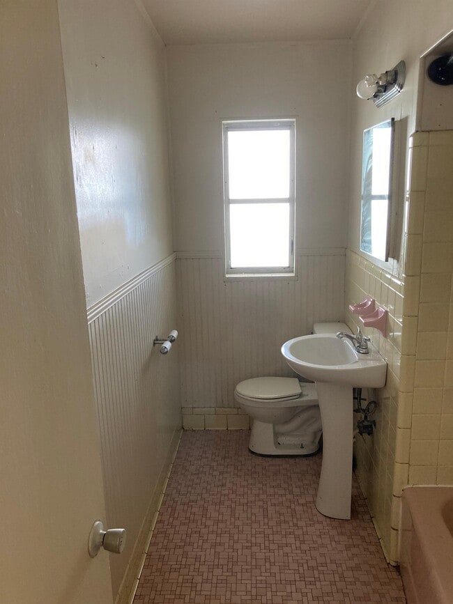Building Photo - 1545 Kings Ct