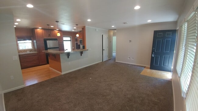 Building Photo - Charming Richland Home with Spacious Layou...
