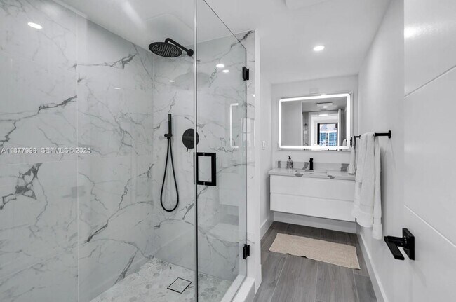 Building Photo - 2555 Collins Ave