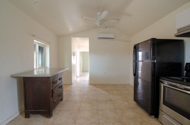 Building Photo - 2 Bed 1 Bath Home with Private Fenced Backyard!