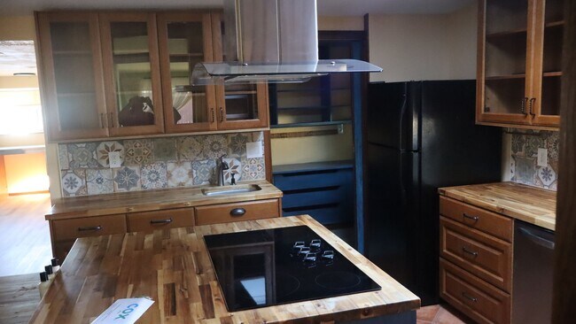 Building Photo - Spacious