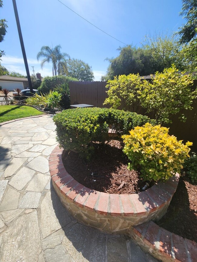 Building Photo - 4950 Rosehedge Dr