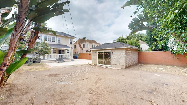 Building Photo - Charming 4-Bedroom Home in Wilshire Park HPOZ – Private Decks, Backyard & Garage!