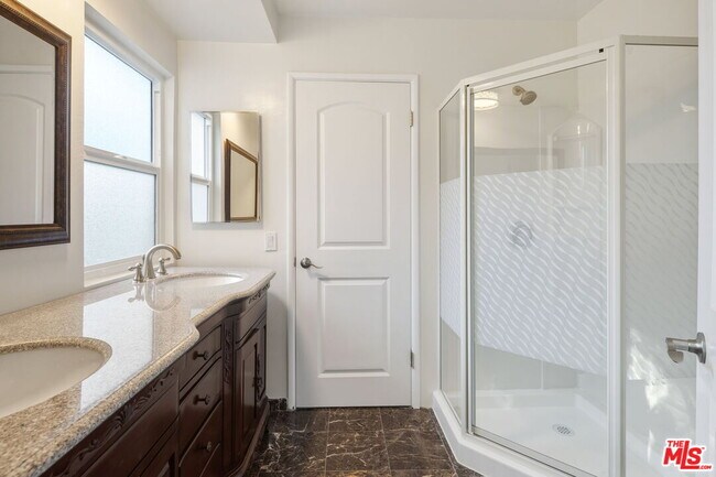 Building Photo - 16541 Park Ln Cir