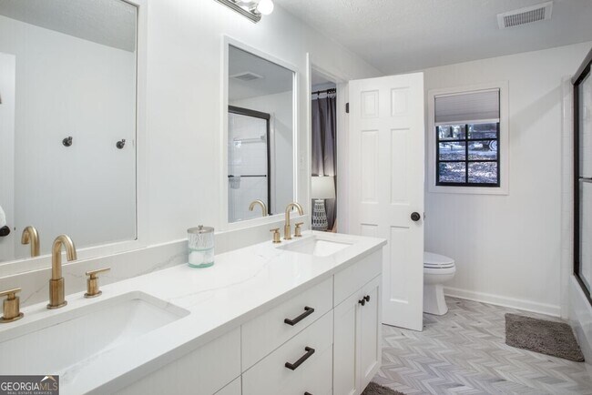 Building Photo - 8885 Bay Dr