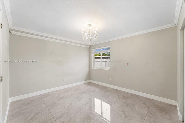 Building Photo - 810 E 9th Pl