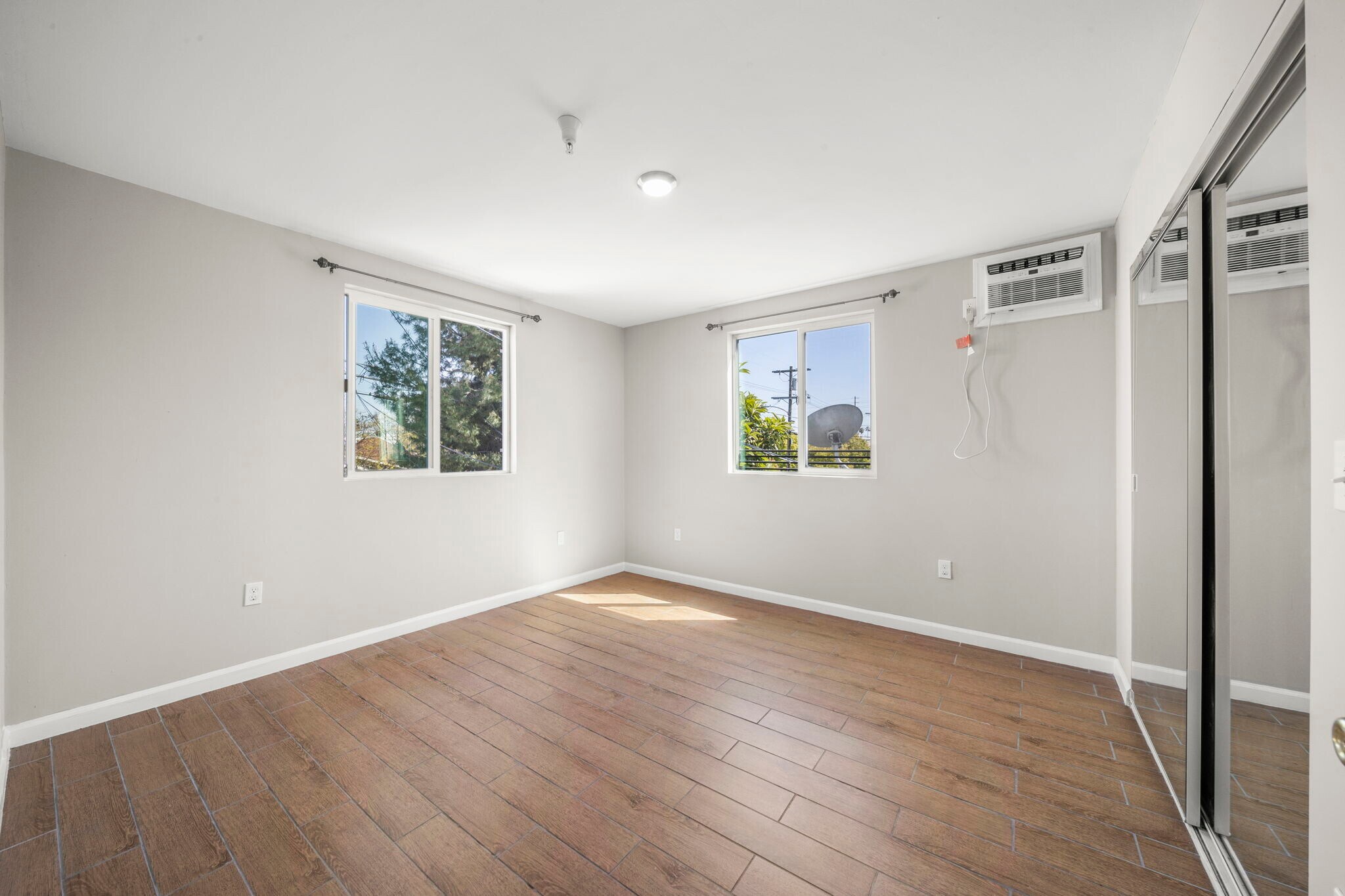 Building Photo - 1155 N Ardmore Ave
