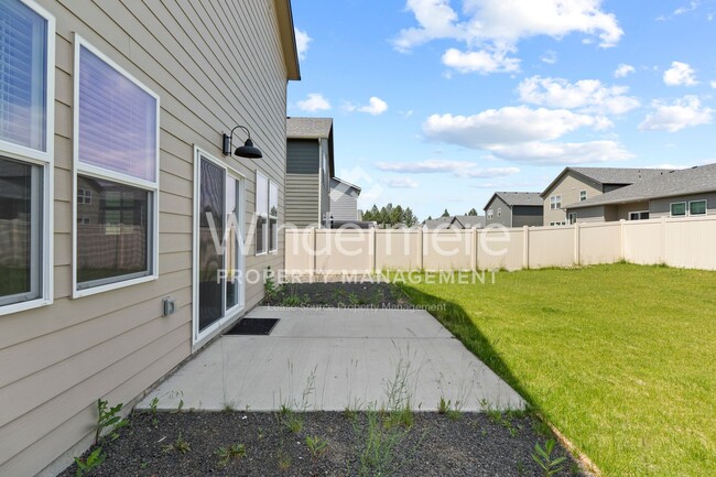Building Photo - ** MOVE IN SPECIAL ** 1/2 OFF 1ST FULL MON...