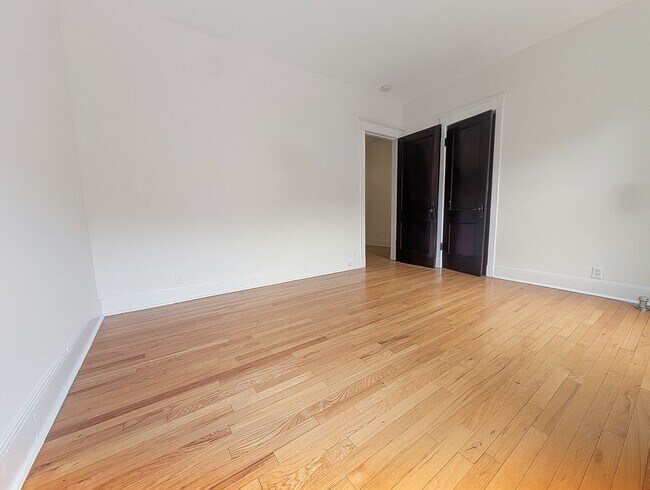 Building Photo - Large 3-bed/1-bath Apartment in the Heart of Rogers Park!