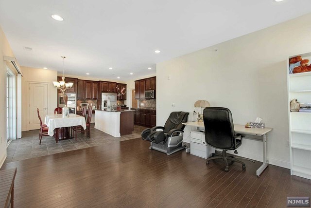Building Photo - 910 Four Seasons Ln