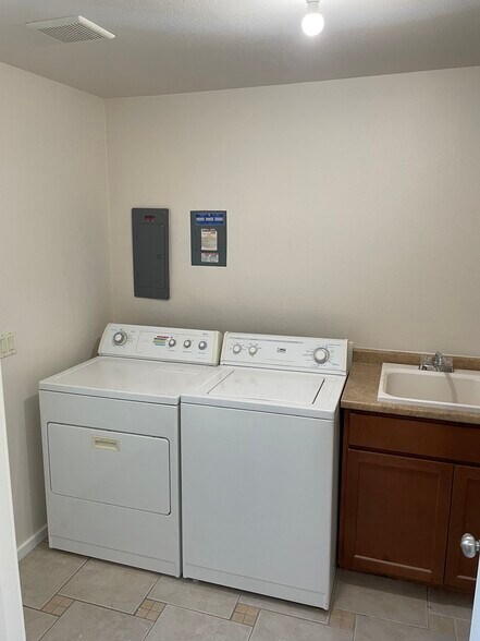 Laundry - 12434 SE Reedway St