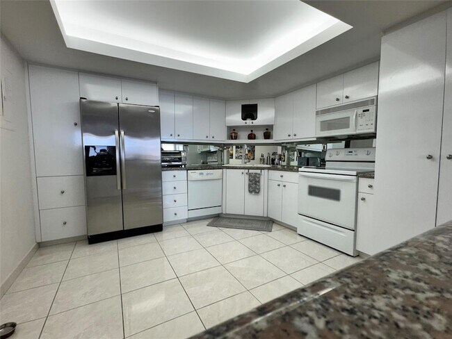 Building Photo - 2100 S Ocean Ln