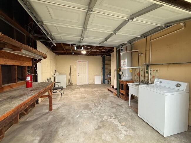 Building Photo - Charming 2BR/1BA home available in La Mesa with Large backyard!