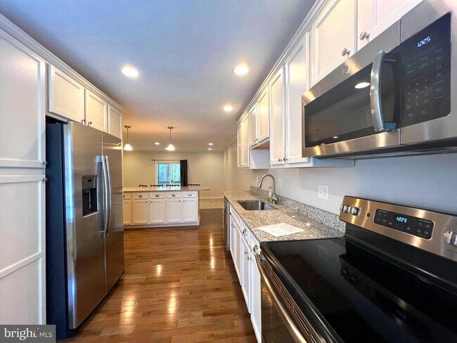 Building Photo - 1221 Kirby Cir