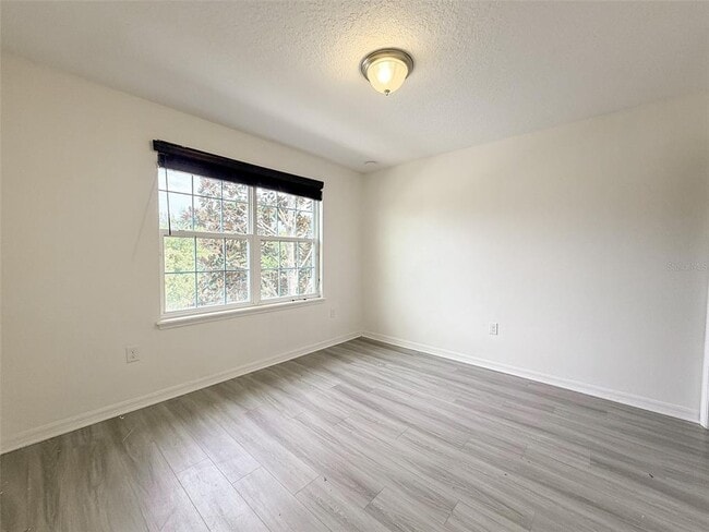 Building Photo - 11804 Silverlake Park Dr