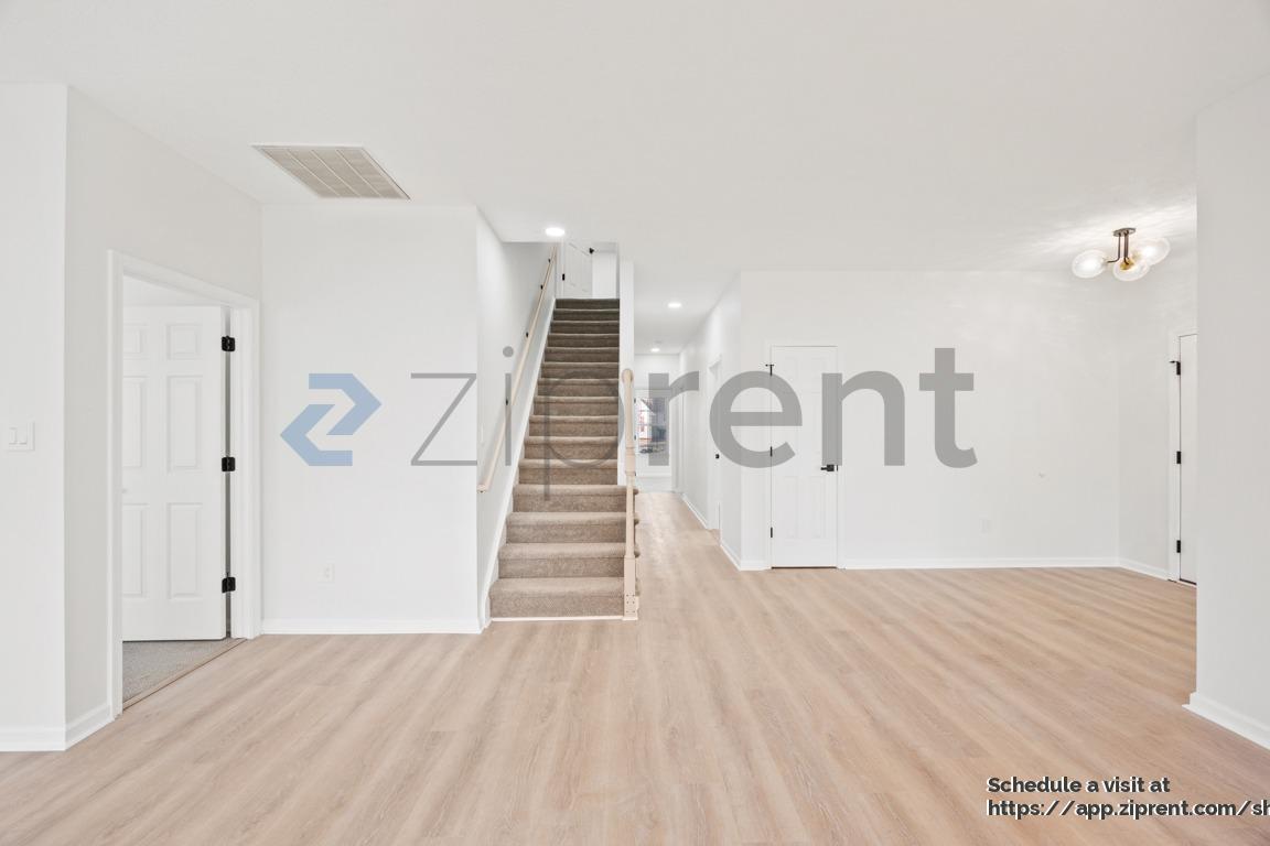 Building Photo - 952 Heathland Dr