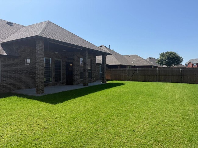 Building Photo - 3 bed plus office, Neighborhood amenities include a neighborhood pond, Pool and playground!