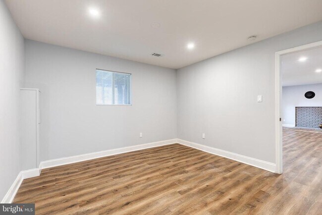 Building Photo - 617 Oak Ln