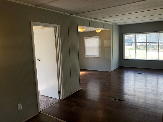 Building Photo - Updated 3 bedroom 1 bath mobile home with open floor plan