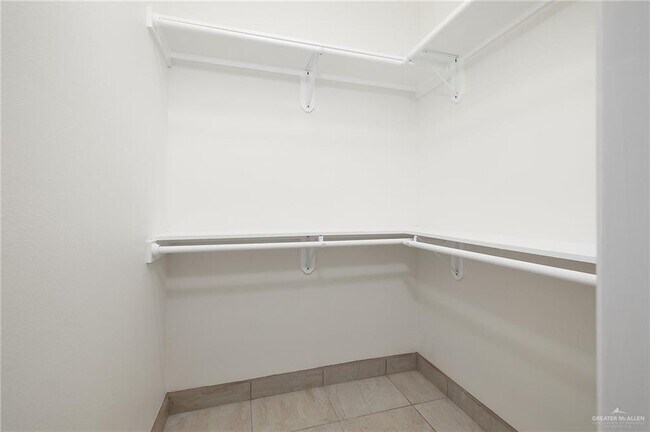 Building Photo - 2530 N Vly Cir