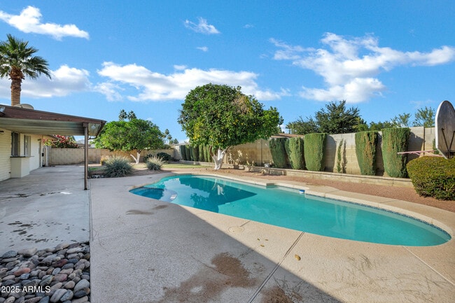 Building Photo - 8558 E Vía De Viva