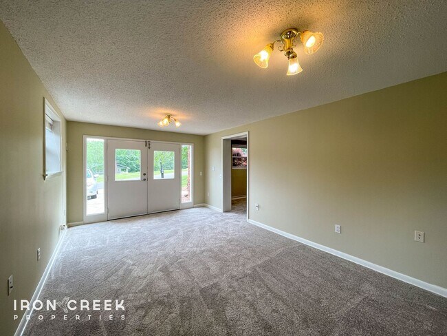 Building Photo - Spacious Three-Bedroom on a Beautiful Lot ...
