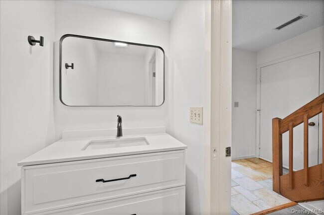 Building Photo - 605 A Heritage Hls