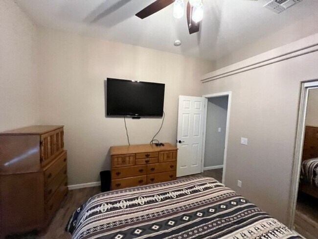 Building Photo - 3 BR LUXE Home-Walk to Colorado River, Golf & near Rotary Park.